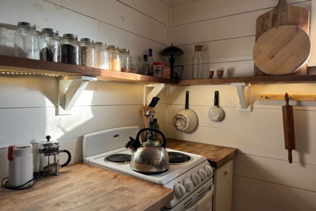 Bucătărie mică și luminoasă într-un apartament de vacanță, cu legume proaspete pe masă